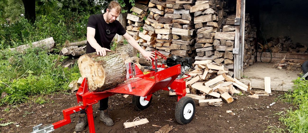 split-fire 2265 log splitter splitting 20" round firewood