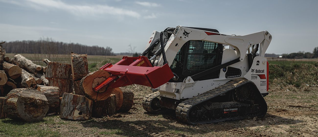 split-fire 6206 skid steer log splitter lifting a large log