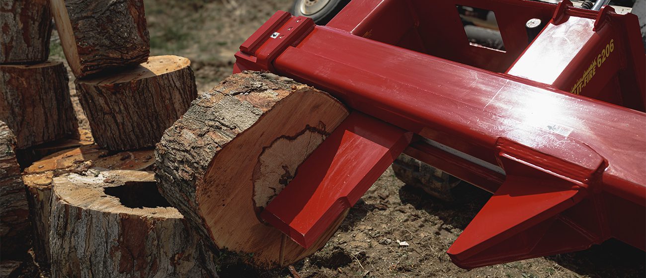 split-fire 6206 skid steer log splitter close up of splitting large log